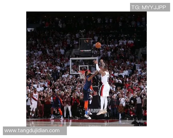 足球巨星告别赛场的感人时刻与背后的不舍与荣耀