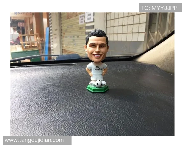 足球明星大人偶图片展示各大球星魅力与风采的创意艺术作品